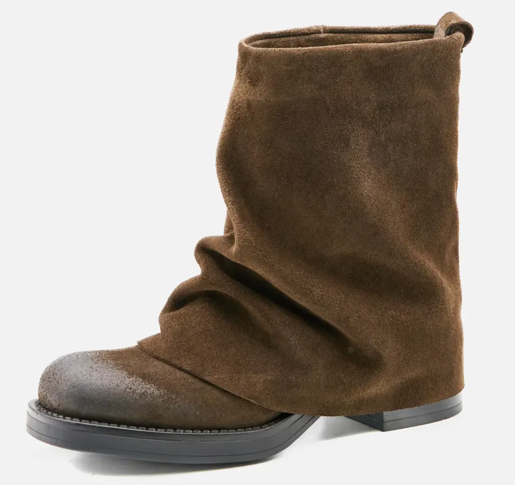 Stivaletto risvolto caviglia esterno camoscio cuoio frontale .webp